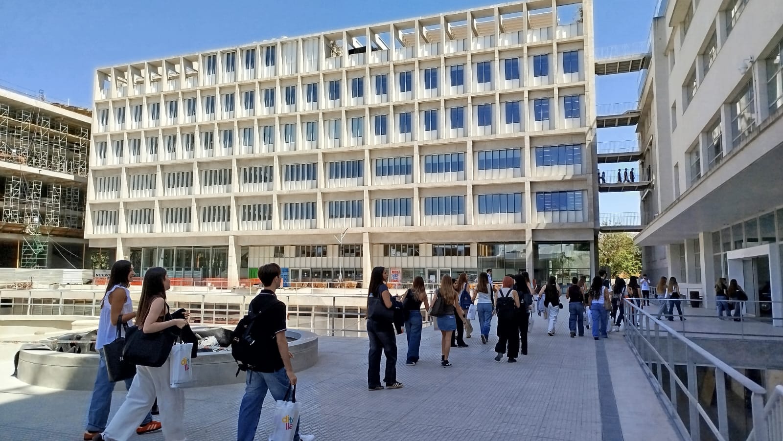Circulaci�n habilitada por la Plaza Central y la explanada
